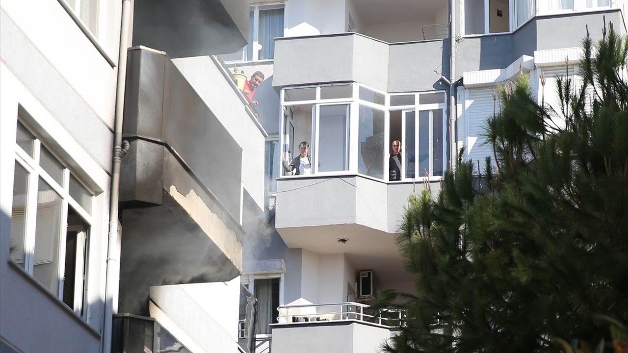 Alanya'da Yangın: 5 Kişi İtfaiye Ekiplerince Kurtarıldı