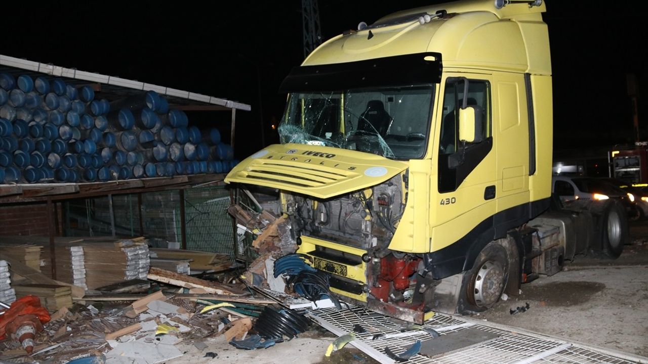 Amasya'da Çekici İş Yerine Girdi: Güvenlik Kamerası Anbean Kaydetti