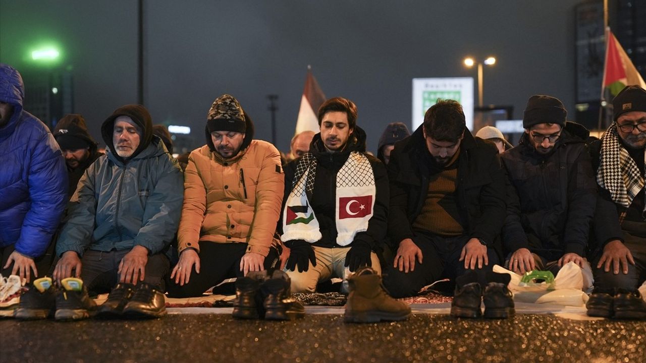 Anadolu Gençlik Derneği Üyeleri, İstanbul'da İsrail'e Karşı Protesto Düzenledi