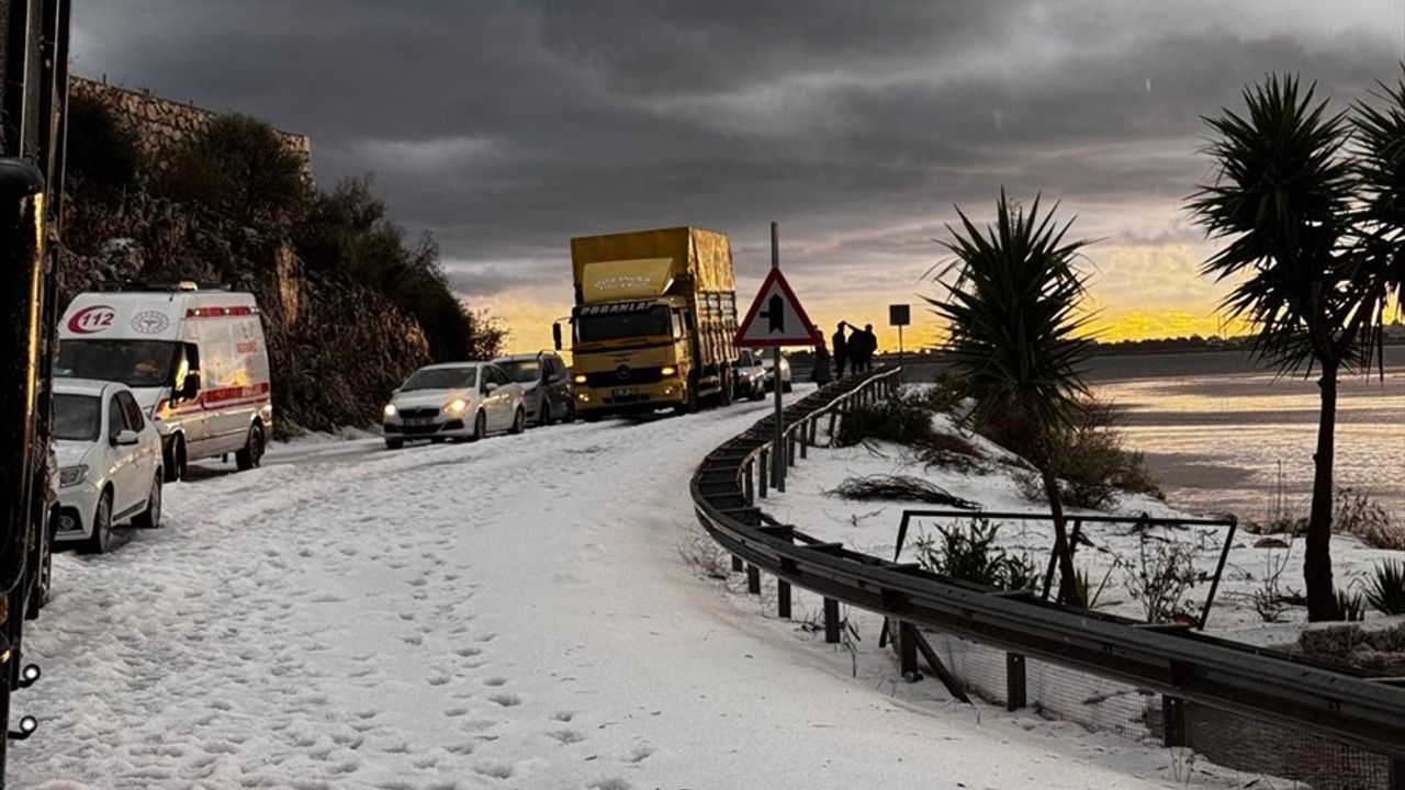 Antalya'da Dolu ve Sağanak Hayatı Olumsuz Etkiledi