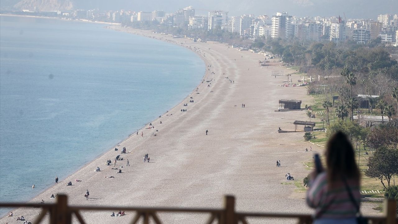 Antalya'da Güneşli Hava Sahilleri Doldurdu