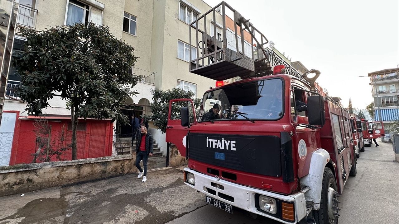 Antalya'da Yangın: İki Kişi Hastaneye Kaldırıldı