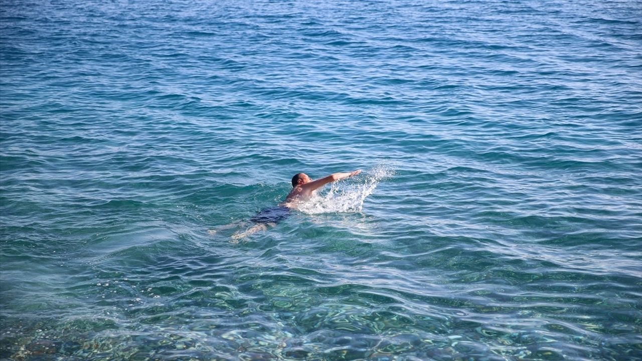 Antalya'da Yeni Yılın İlk Günü Plajlarda Hareketlilik