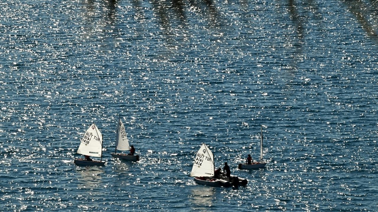 Antalya Sahilleri Güneşli Hava ile Canlandı