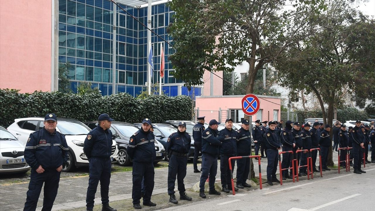 Arnavutluk'ta Eski Başbakan Berisha'ya Destek Gösterisi Düzenlendi
