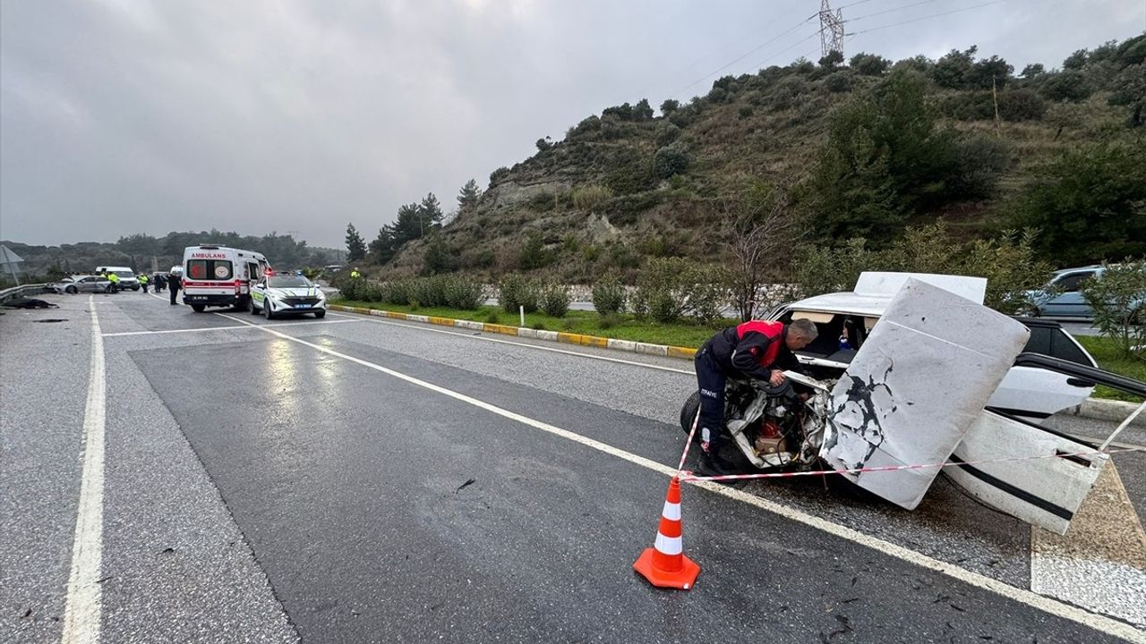 Aydın'da Park Halindeki Araca Çarpma Kazası: 1 Ölü, 4 Yaralı