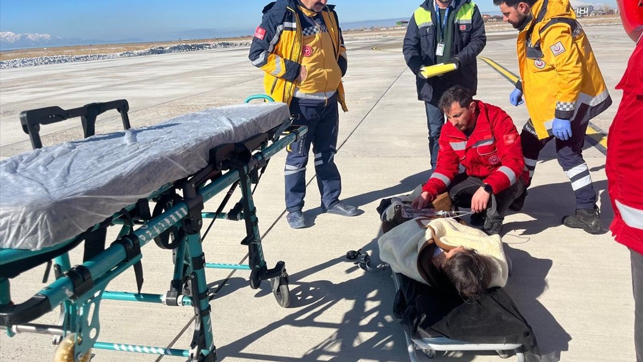 Bahçesaray'da Ateşli Havale Geçiren Çocuk Van'a Helikopterle Sevk Edildi