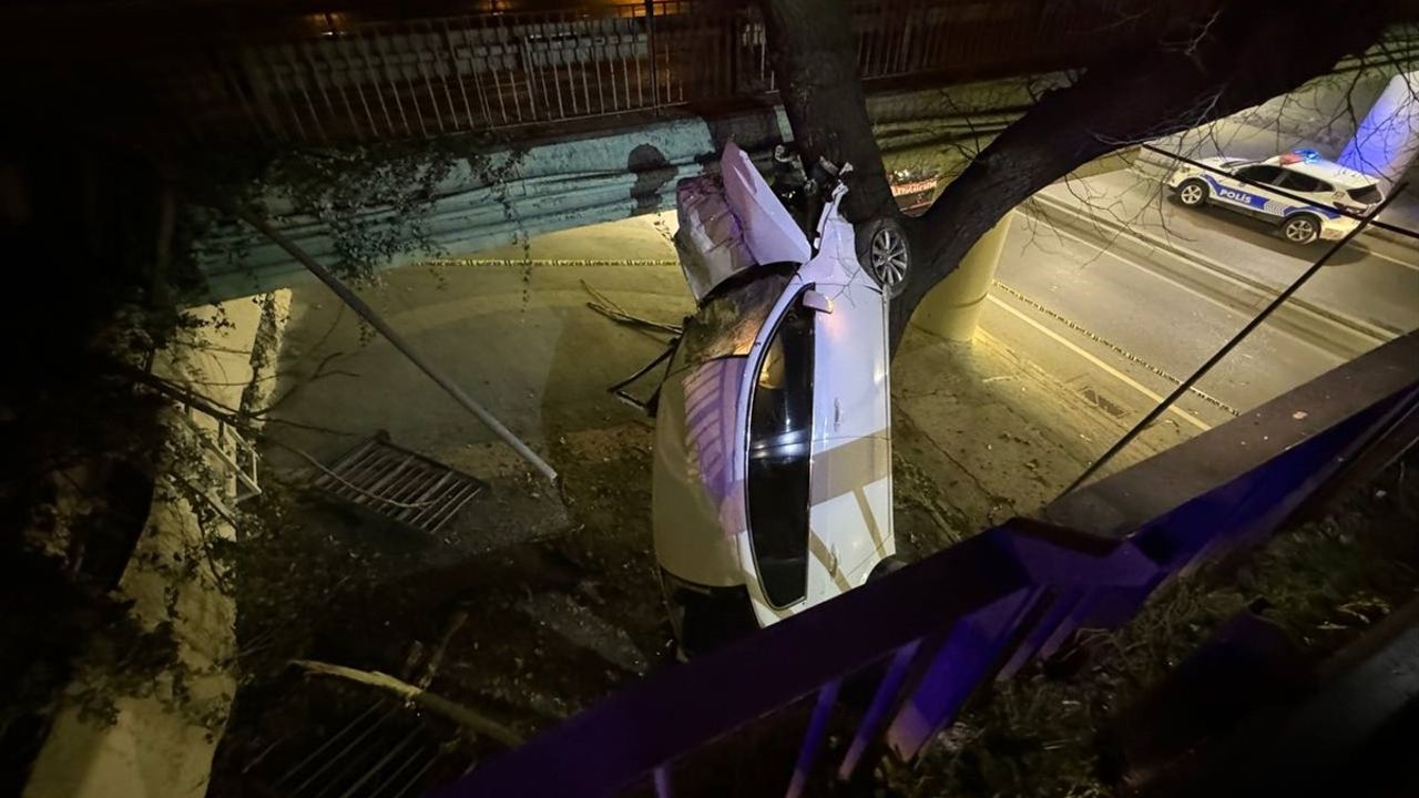 Bakırköy'de Kontrolden Çıkan Otomobil Viyadükten Düştü