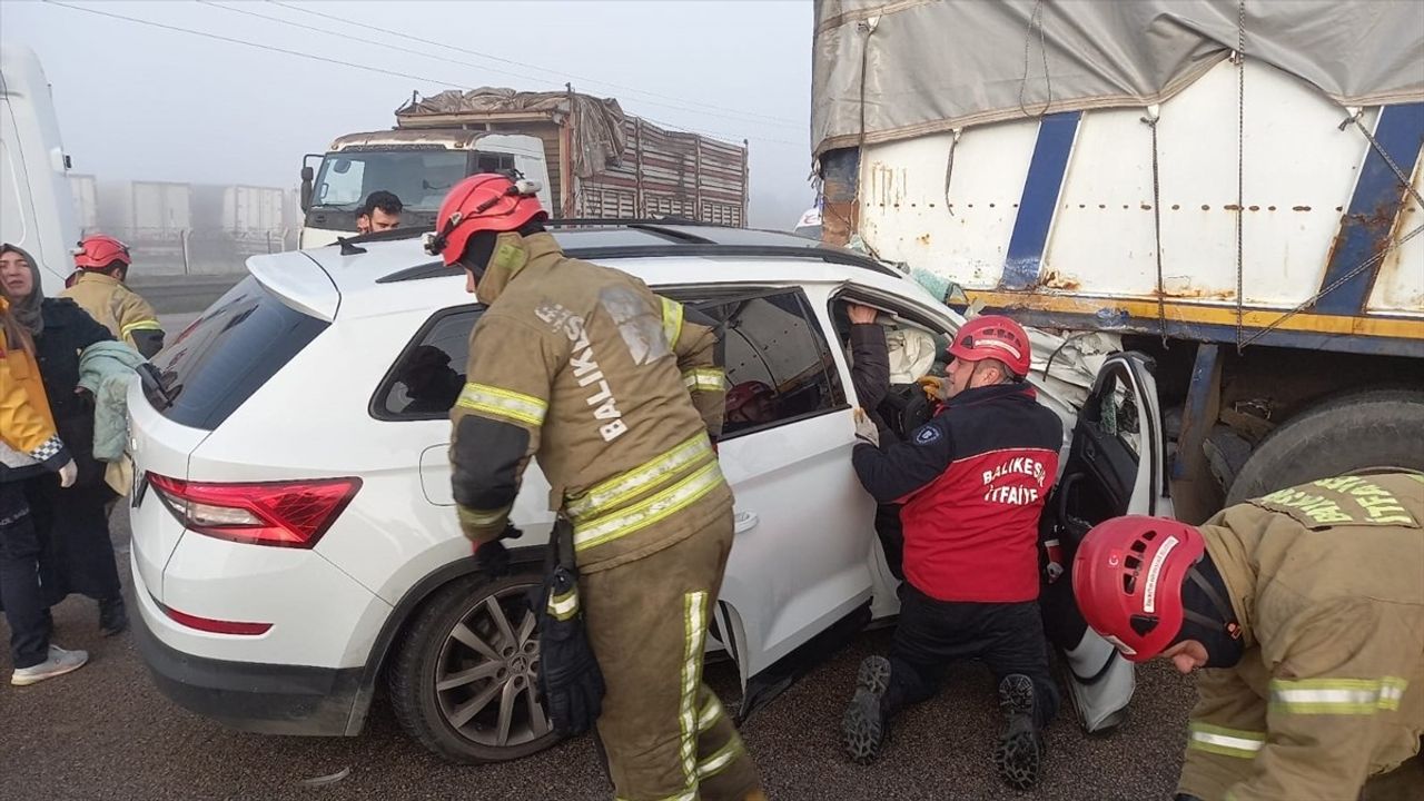 Balıkesir'de Kamyonla Çarpışan Otomobilde 5 Kişi Yaralandı