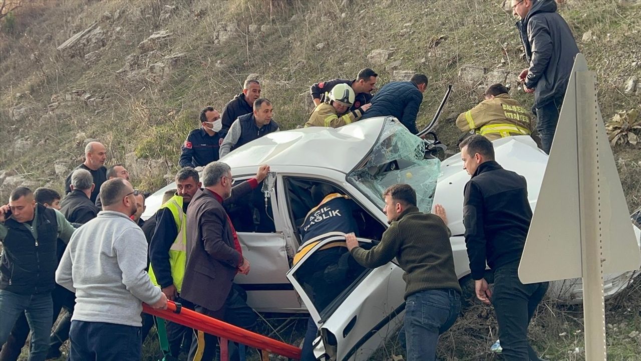 Balıkesir'de Minibüs ve Otomobil Çarpıştı: 2 Ölü, 18 Yaralı