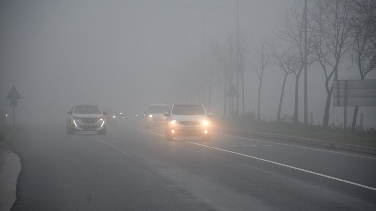 Bartın ve Düzce'de Yoğun Sis Ulaşımı Zorlaştırıyor