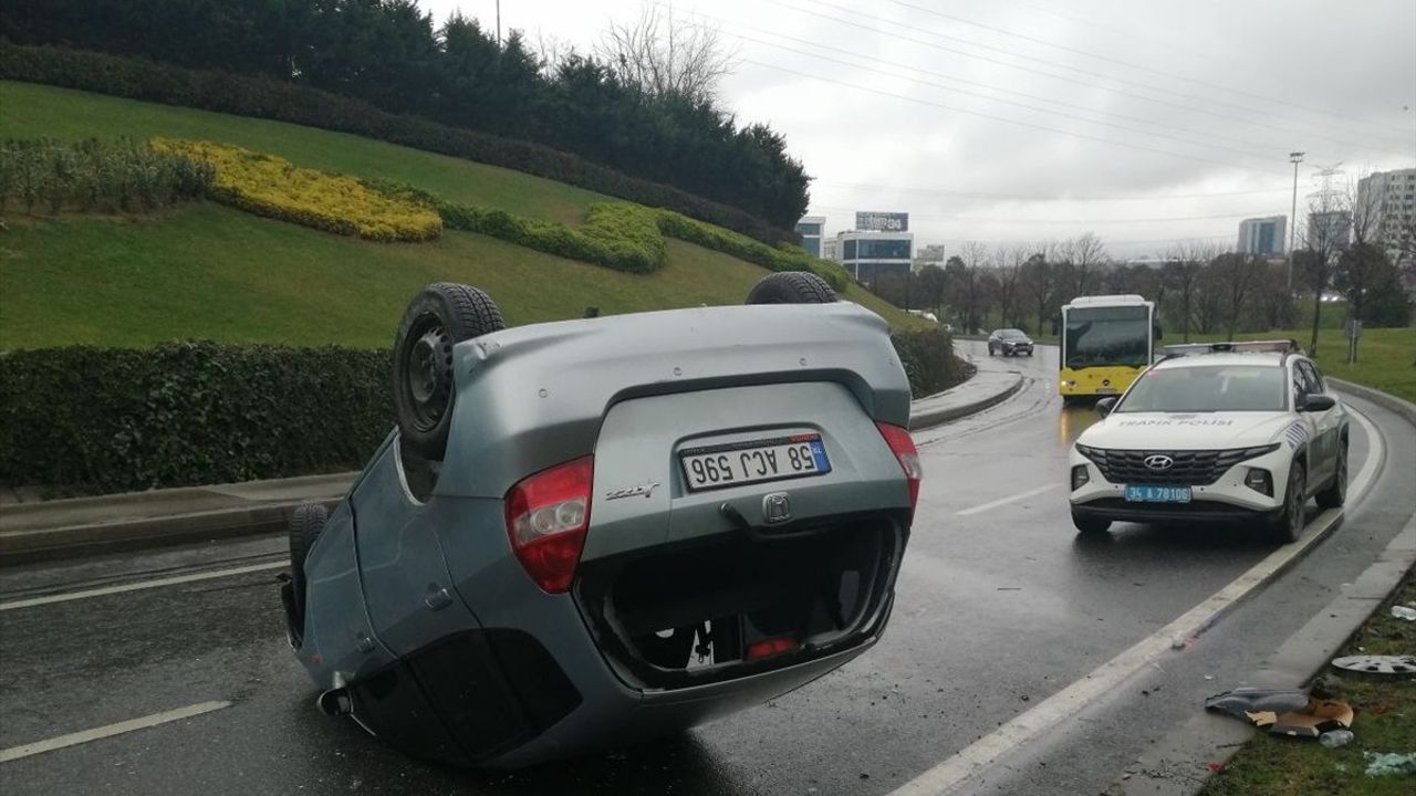 Başakşehir'de Ters Dönerek Kaza Yapan Araçtaki Üç Kişi Yara Almadan Kurtuldu