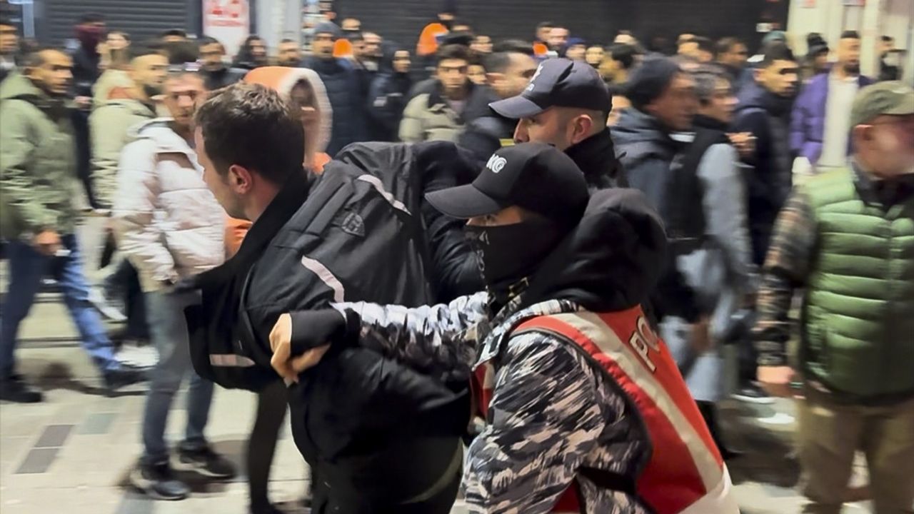 Beyoğlu'nda Yeni Yıl Kavgası: Polis Müdahale Etti