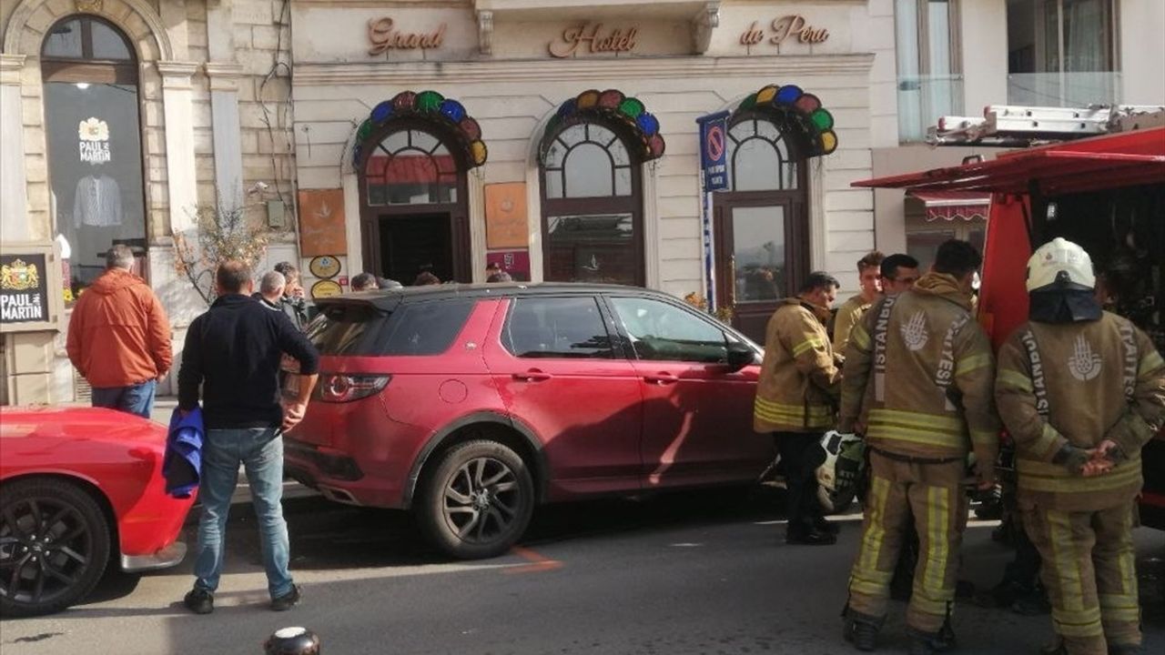 Beyoğlu'ndaki Otelde Yangın