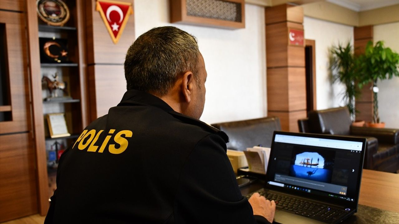 Bilecik Emniyet Müdürü Hakan Yılmaz, AA'nın Yılın Kareleri Oylamasına Katıldı