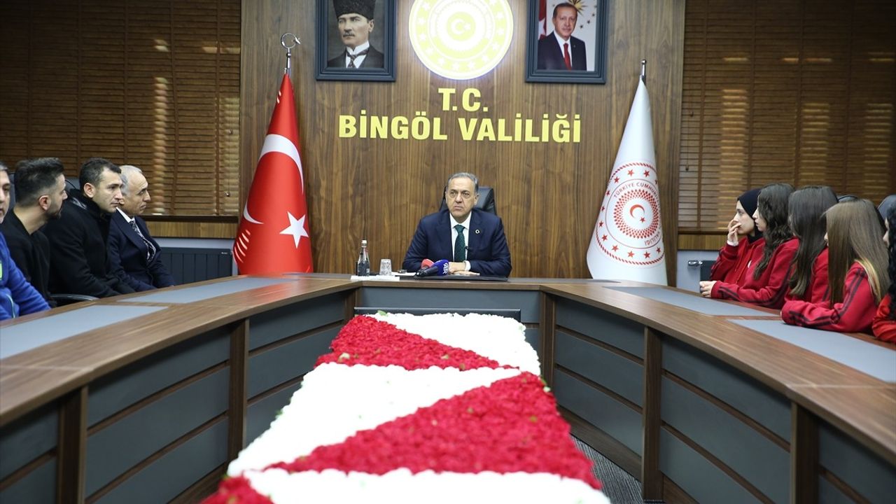 Bingöl Valisi Usta, Hentbol Kadın Takımını Kutladı