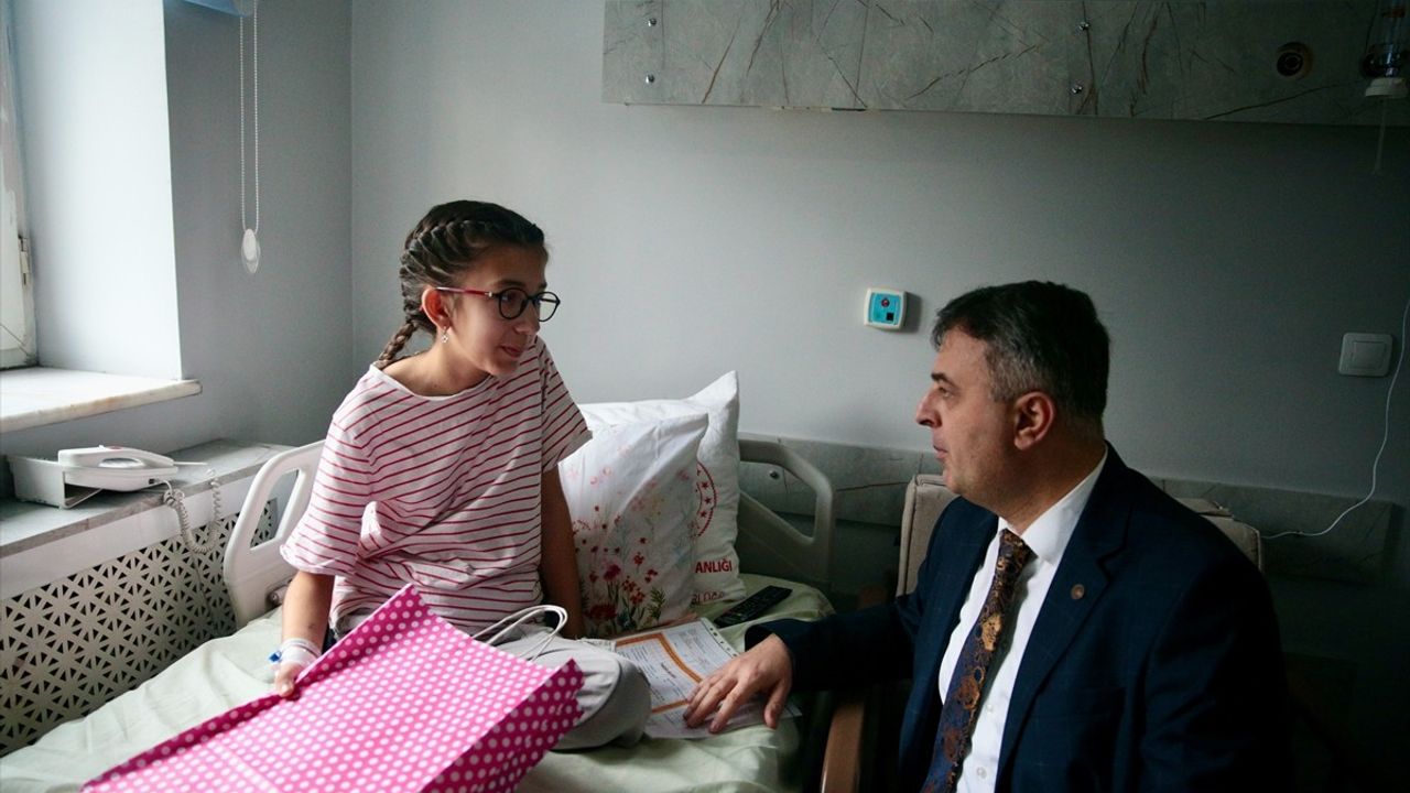 Bolu'da Karnesini Hastanede Alan Öğrenciler Mutluluğunu Yaşadı
