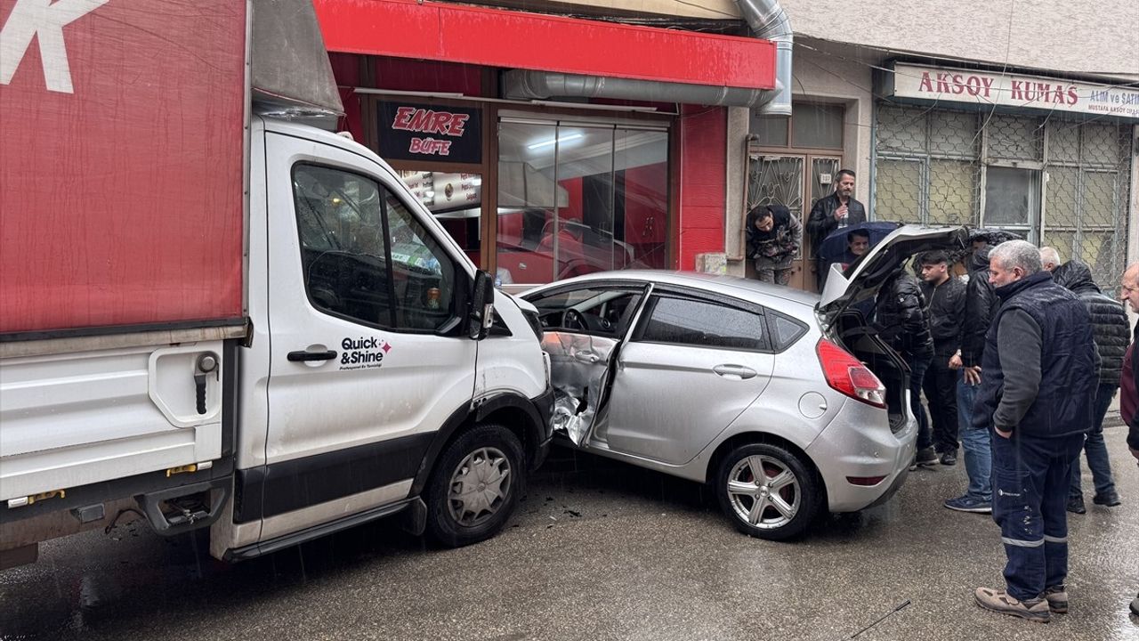 Bursa'da Ehliyetsiz Sürücü Kovalama Sonucu Yakalandı