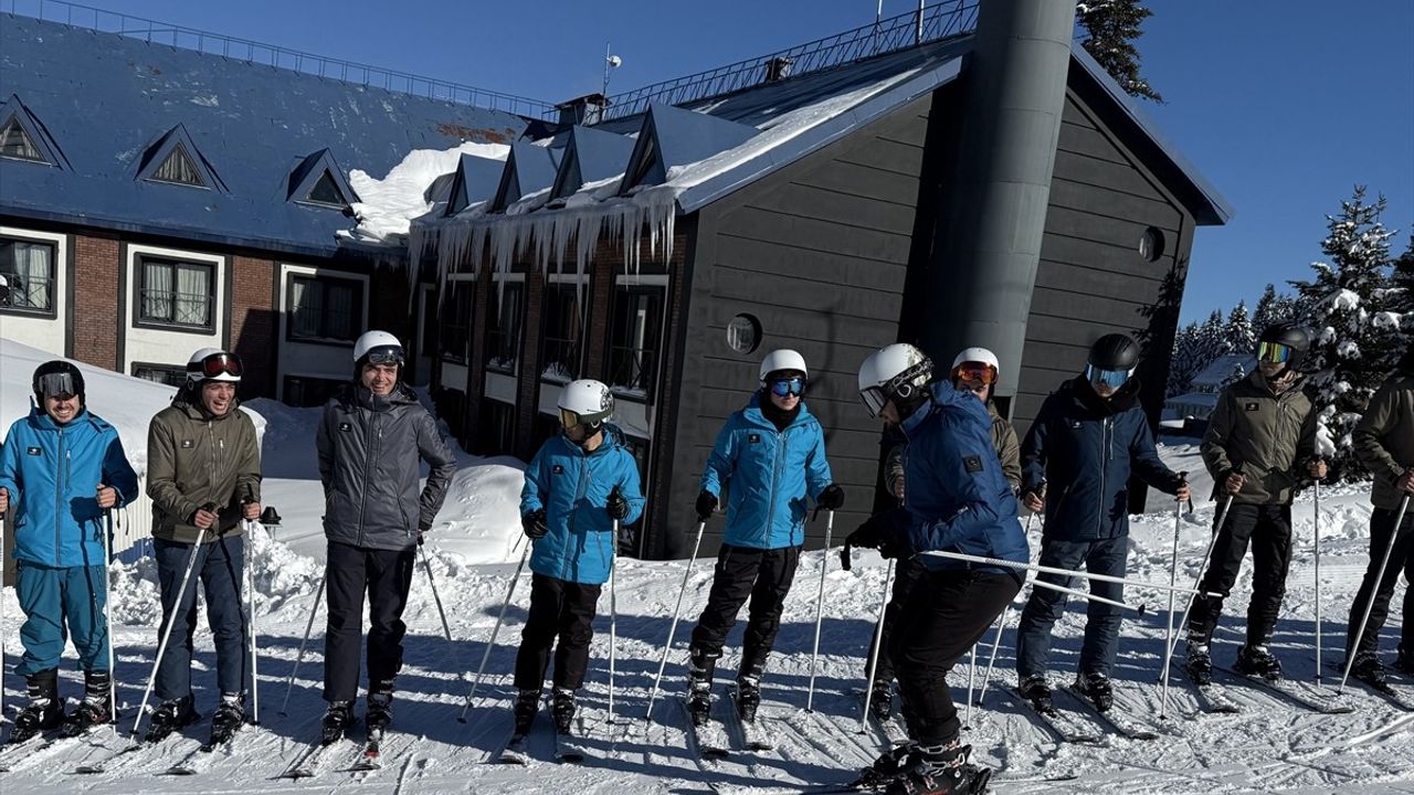 Bursa'da Üniversite Öğrencileri Kayak Öğreniyor