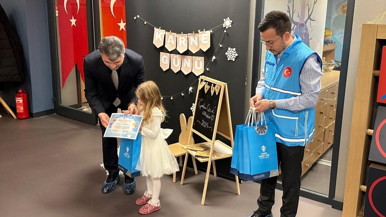 Büyük Çamlıca Camisi'nde 4-6 Yaş Grubu Öğrencilere Karneleri Verildi