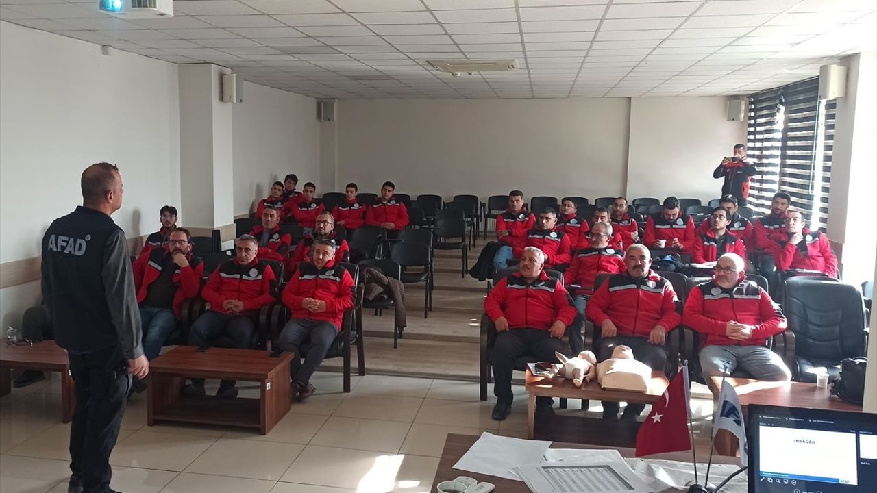 Cankurtaran Mahallesi'nde Gönüllülerin AFAD Eğitimi