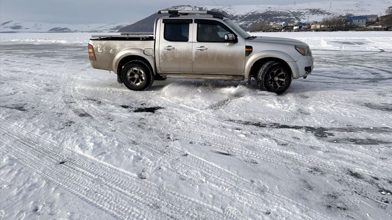 Çıldır Gölü'nde Arazi Aracıyla Buz Üstünde Eğlence