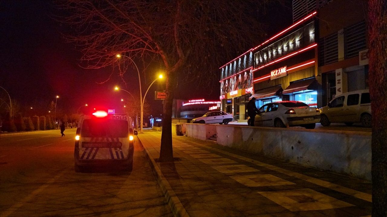 Çorum'da Eczaneye Taşla Saldıran İki Şüpheli Yakalandı