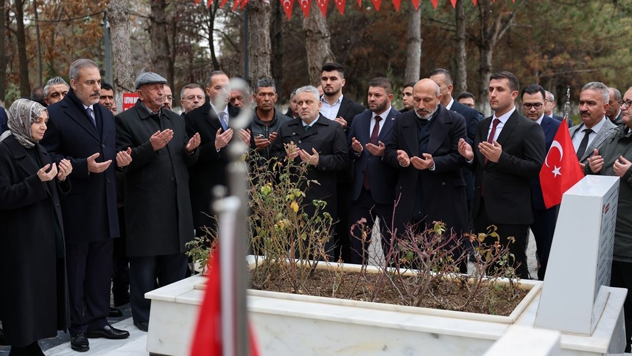 Dışişleri Bakanı Fidan, Niğde'de Şehit Ömer Halisdemir'in Babasını Ziyaret Etti