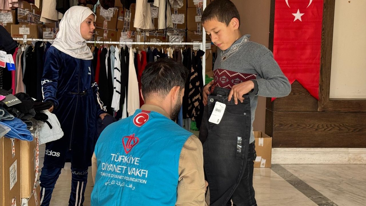 Diyanet Vakfı'ndan Suriye'nin Humus Kentine Kıyafet Yardımı