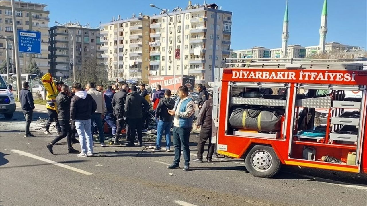 Diyarbakır'da Korkuluğa Çarpan Otomobilde 4 Yaralı
