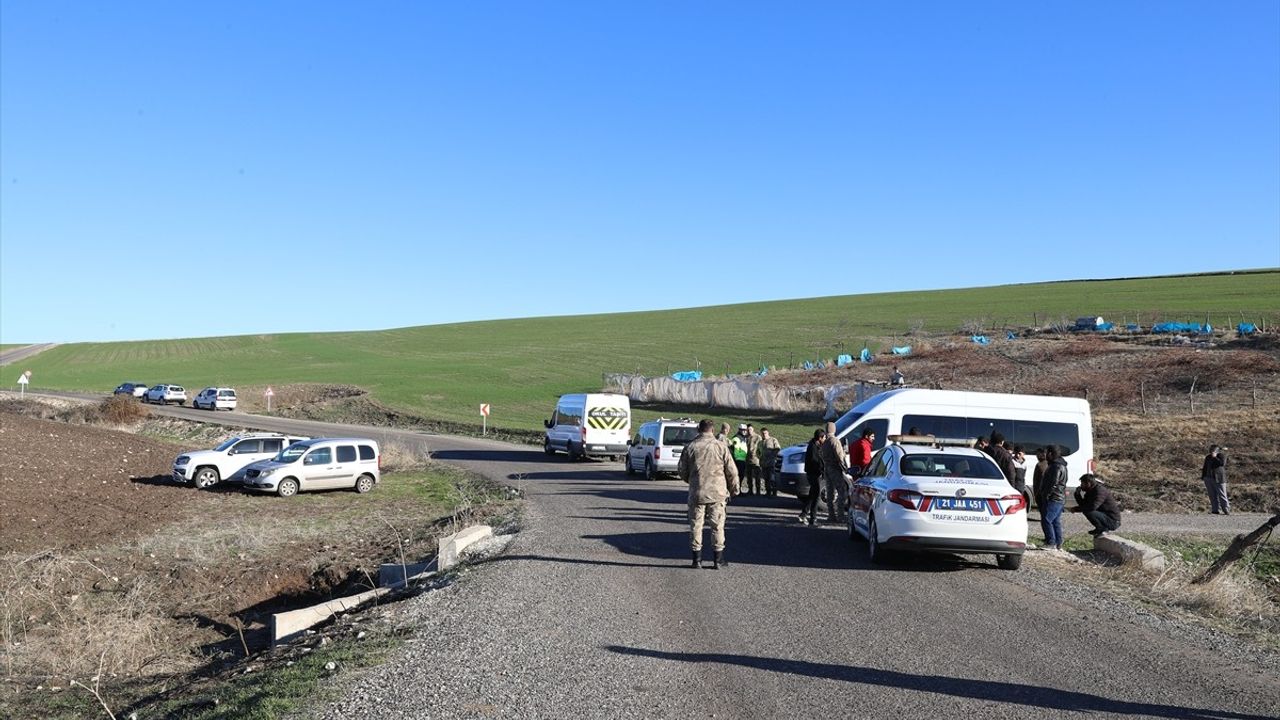 Diyarbakır'da Öğrenci Taşıyan Minibüs Devrildi