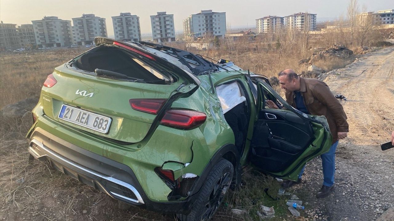 Diyarbakır'da Takla Atan Araçta 3 Kişi Ağır Yaralandı