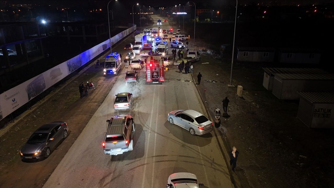 Düzce'de Üç Araçla Meydana Gelen Kaza Sonucu Altı Kişi Yaralandı