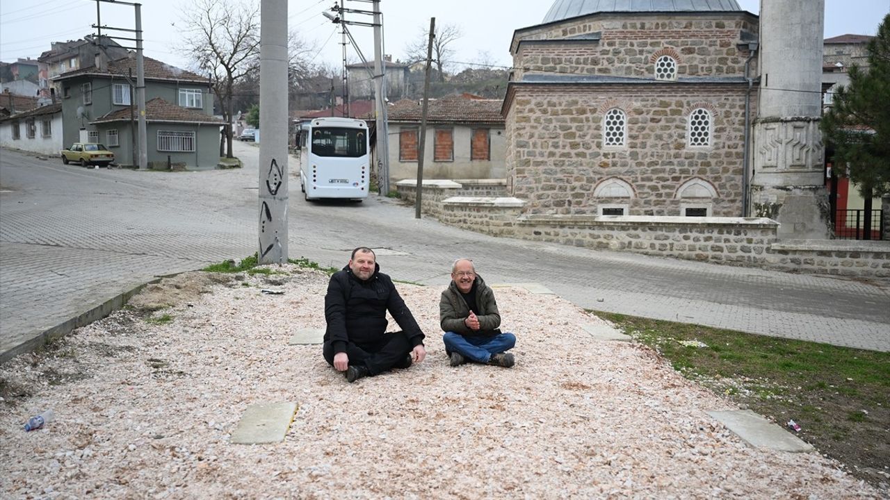 Edirne'de Muhtar, Hizmet Binası Talebiyle Oturma Eylemi Düzenledi