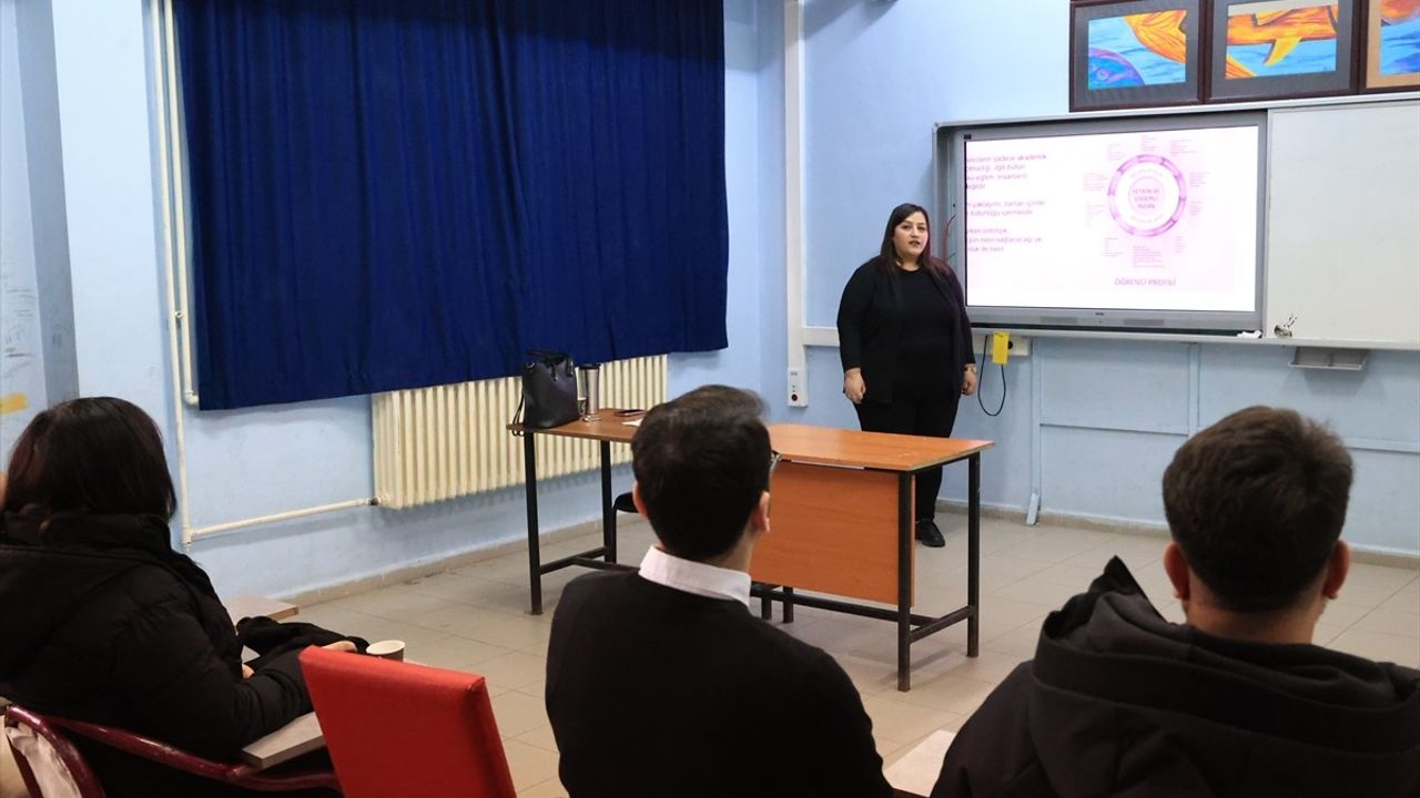 Edirne'de Velilere Maarif Modeli Eğitimi Veriliyor