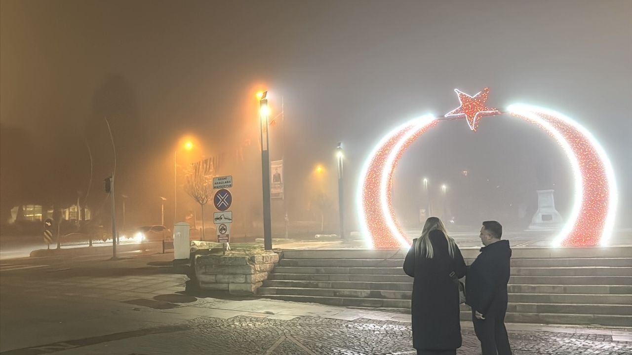 Edirne'de Yoğun Sis Görüş Mesafesini Düşürdü