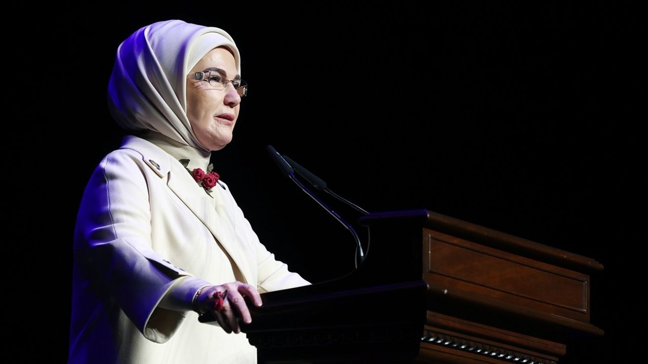 Emine Erdoğan, Devlet Korumasındaki Çocukların "Altın Çağ" Oyununı İzledi