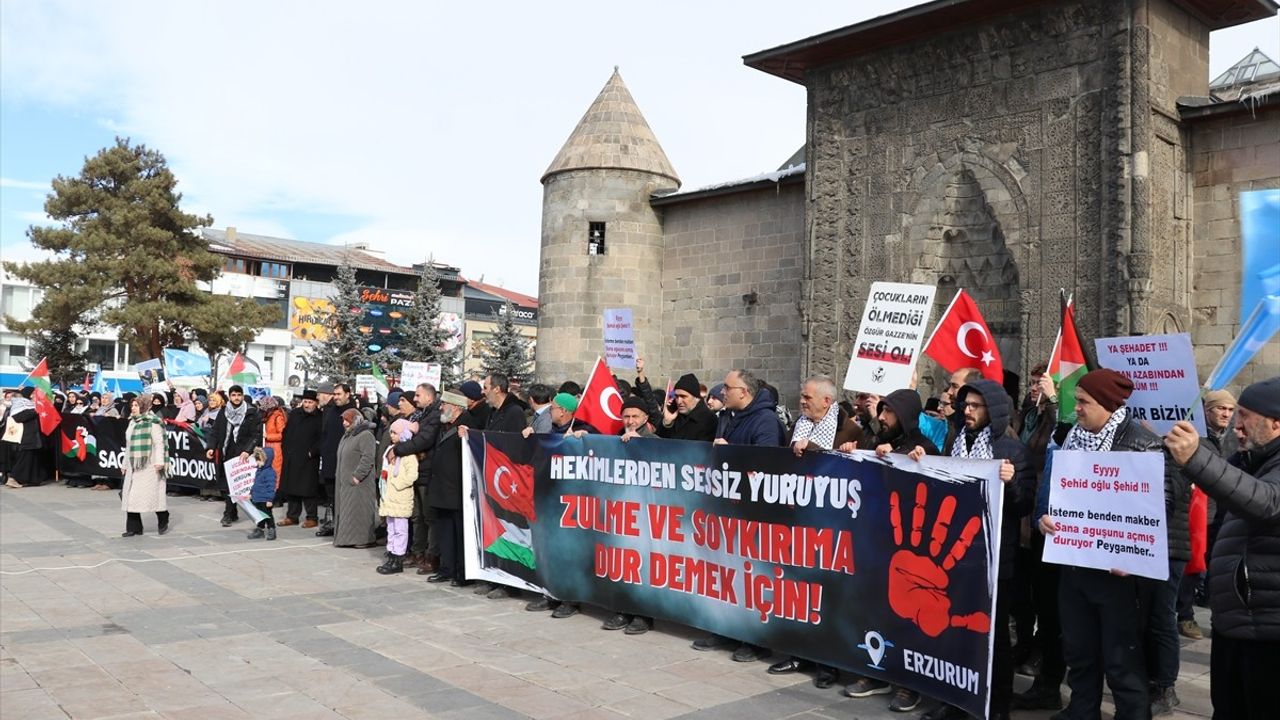 Erzurum'da Sağlık Çalışanlarının Gazze Destek Yürüyüşü