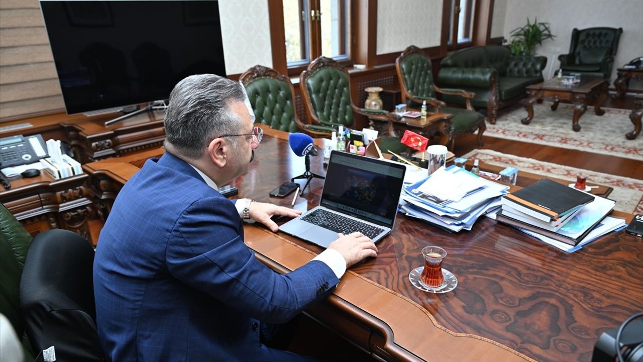 Eskişehir Valisi Aksoy Anadolu Ajansı'nın Oylamasına Katıldı
