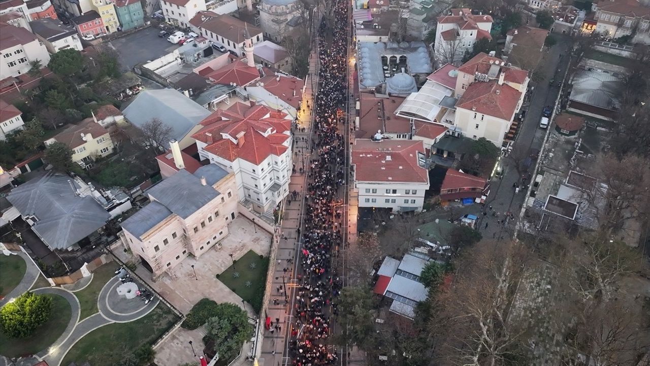 Filistin'e Destek İçin Galata Köprüsü'nde Büyük Yürüyüş