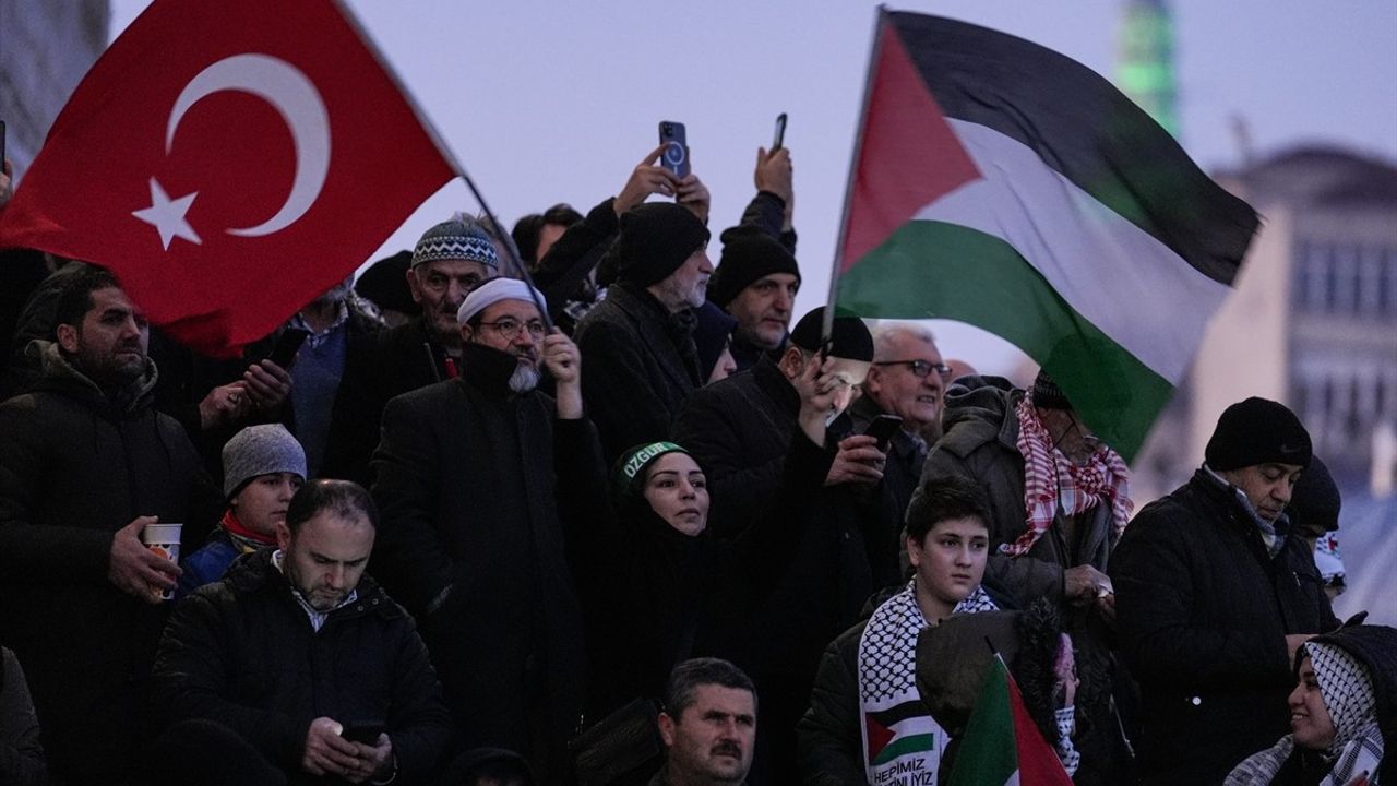 Galata Köprüsü'nde Filistin İçin Eylem Düzenleniyor