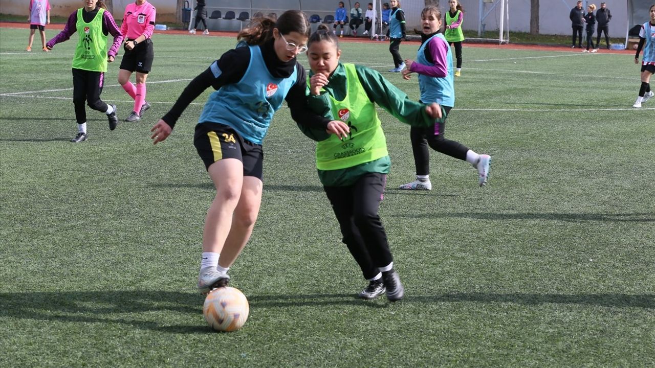 Gaziantep'te 17 Yaş Altı Kız Futbolcular Milli Takım İçin Yarıştı