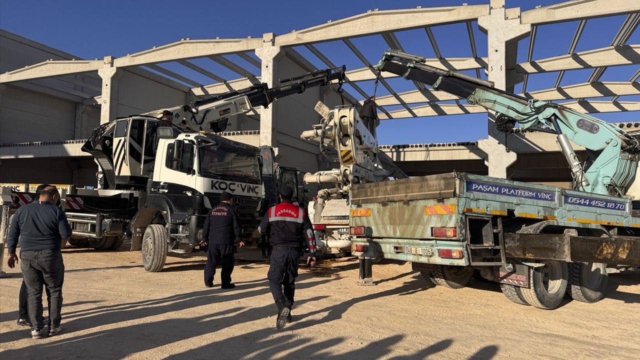 Gaziantep'te Beton Bloğun Altında Kalan Sürücü Hayatını Kaybetti