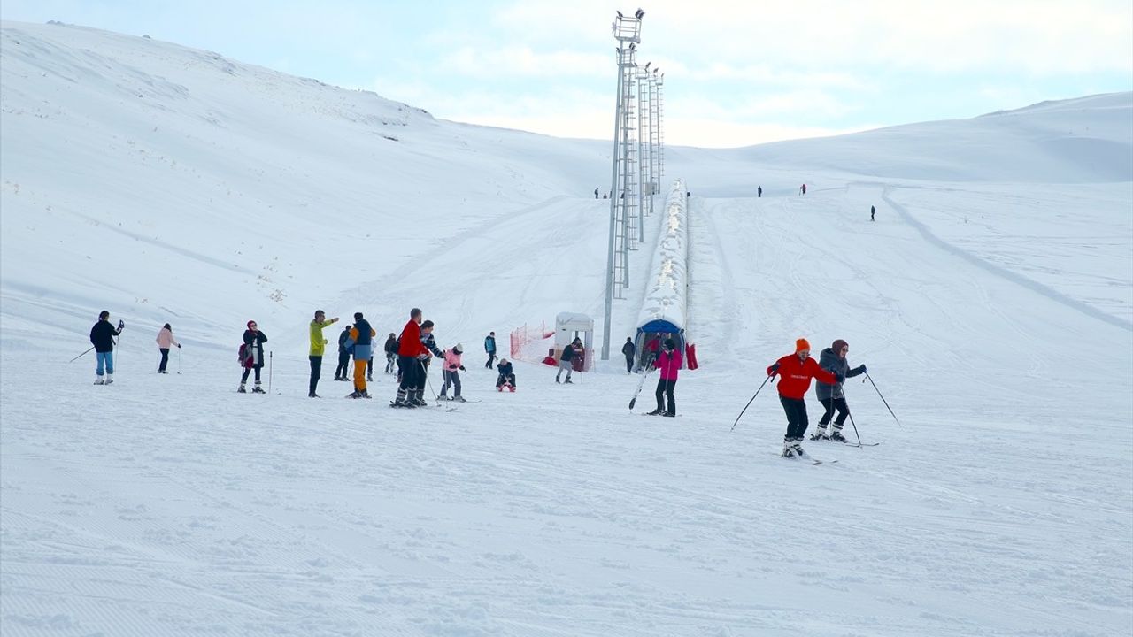 Hakkari'de Kayakseverler Kar Keyfini Çıkarıyor