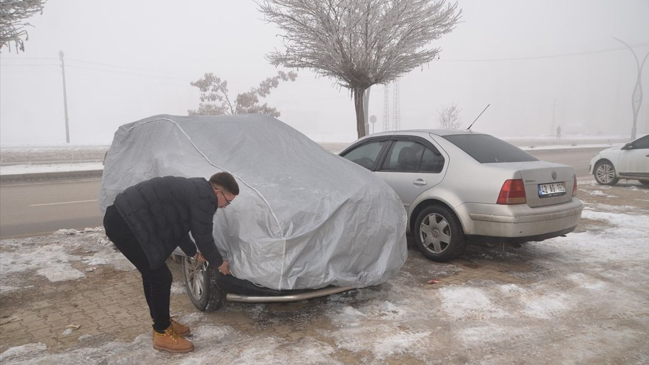 Hakkari'de Soğuk Hava ve Sis Etkisini Gösteriyor
