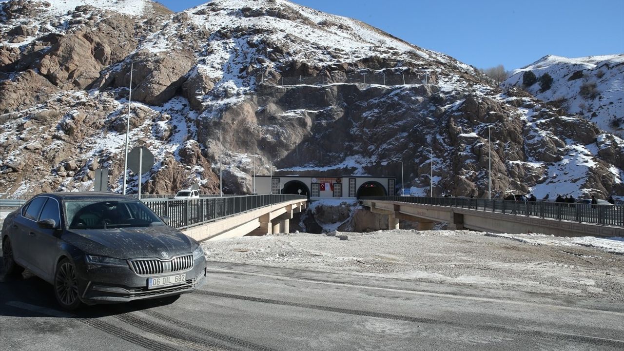 Hakkari'de Yeniköprü Tüneli Açıldı