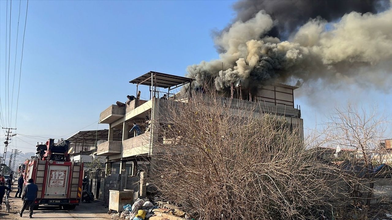 Hatay'da Çatı Katında Yangın: İki Kişi Hastaneye Kaldırıldı