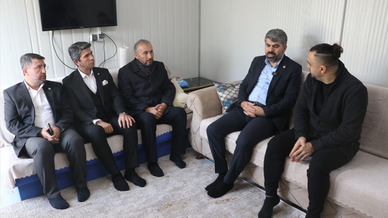 HÜDA PAR Heyeti Hatay'da Depremzedeleri Ziyaret Etti