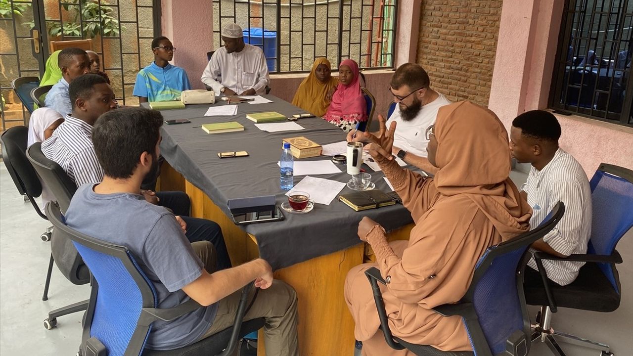 İHH'dan Burundi'deki İşitme Engelli Çocuklar İçin Sözlük Hazırlığı