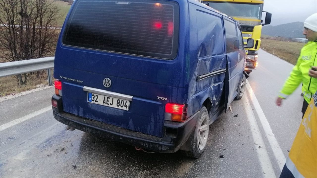 Isparta'da Sivil Polis Aracı ile Kamyonet Çarpıştı